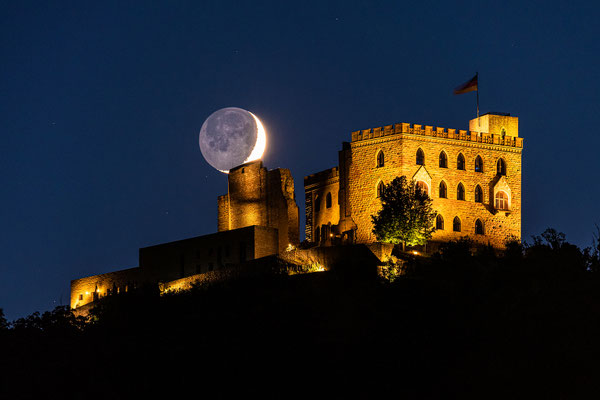 Monduntergang hinter dem Hambacher Schloss