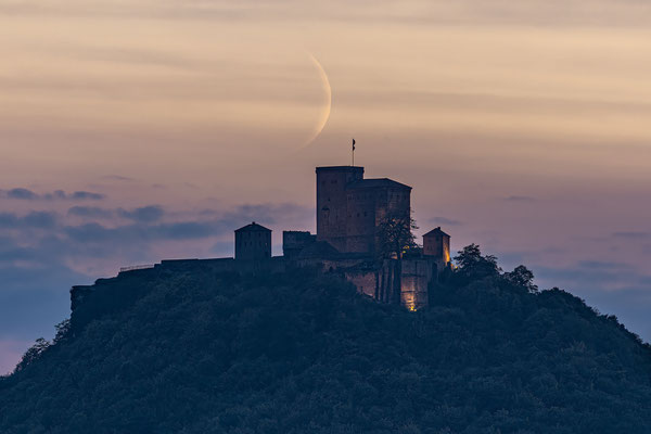 Sichelmonduntergang hinter dem Trifels
