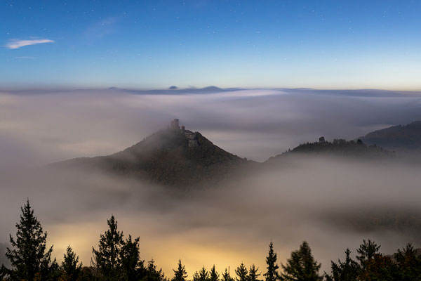 Hoher Herbstnebel auf dem Rehbergturm