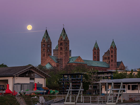 Vollmonduntergang hinter dem Speyerer Dom