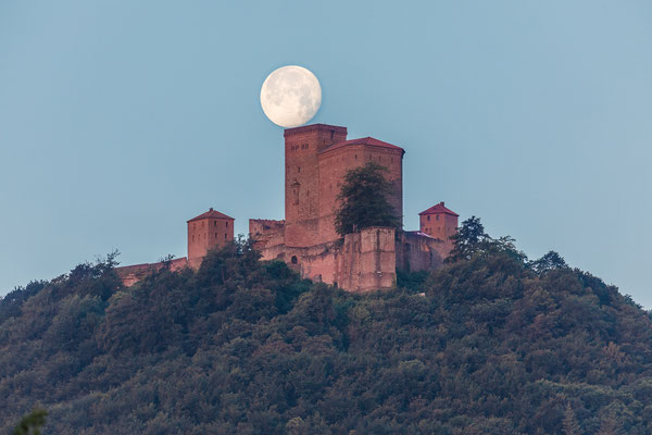 Vollmonduntergang hinter dem Trifels