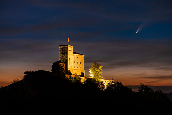 Komet Neowise am Trifels, 70 x 50 cm, Aluminium-Wechselrahmen, Fotodruck auf hochwertigem Hahnemühle-Karton mit Passepartout, 170 €