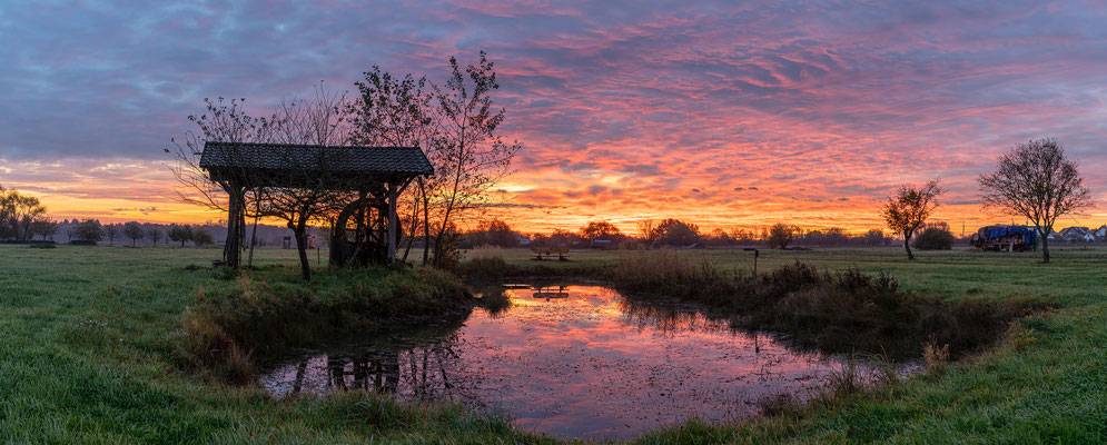 Farbenfroher Sonnenaufgang bei Ottersheim