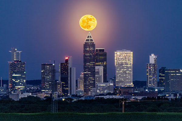 Vollmond am Frankfurter Messeturm, 90 x 60 cm, Alu-Dibond, Rückseitige Hängung mit Aluminiumschiene, 240 €