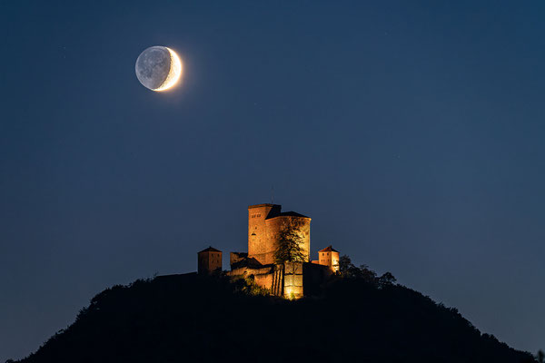 Monduntergang hinter dem Trifels