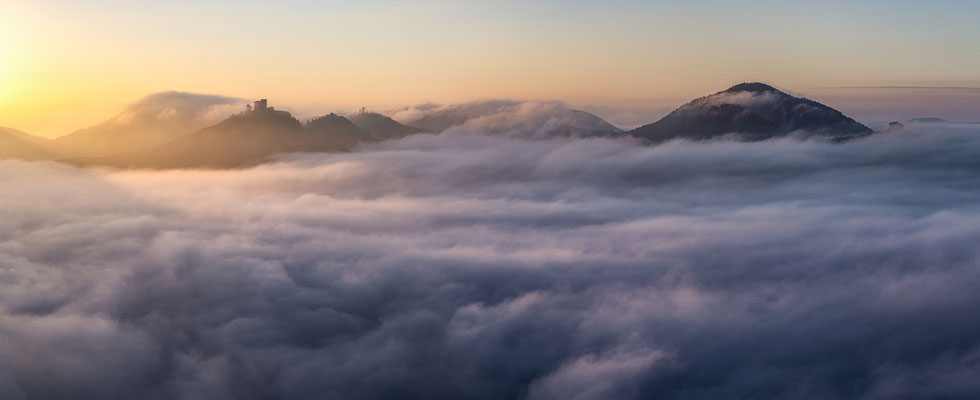 Herbstnebel am Sommerfels