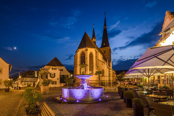 Blaue Stunde am Deidesheimer Marktplatz, 80 x 60cm, Alu-Dibond mit Fotopapier, Hängung: Aluminiumschiene, 130 €