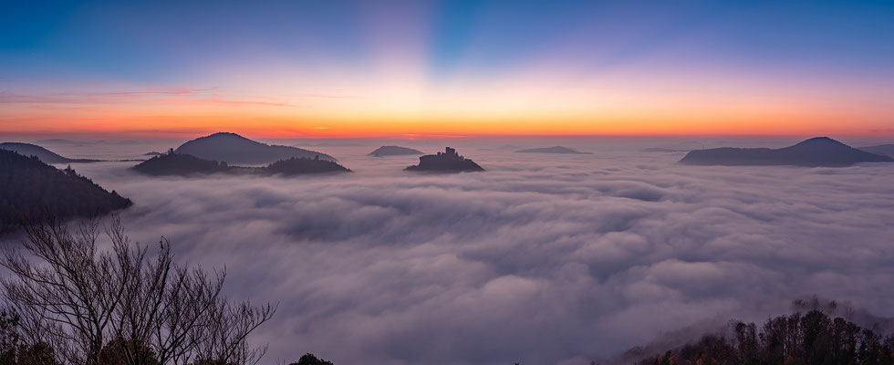 Abendnebel am Hohenberg mit Blick zum Trifels