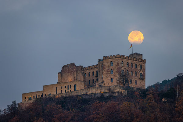 Vollmond hinter dem Hambacher Schloss