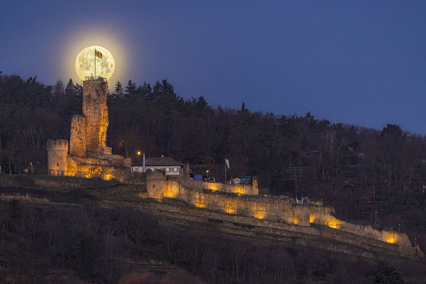 Vollmonduntergang hinter der Wachtenburg