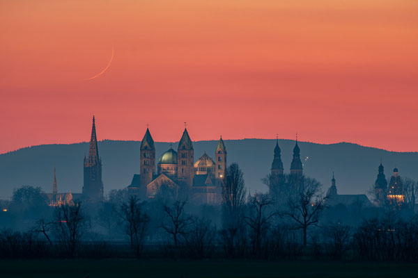 Untergang des Sichelmondes hinter dem Speyerer Dom