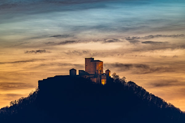 Farbenfroher Abendhimmel am Trifels