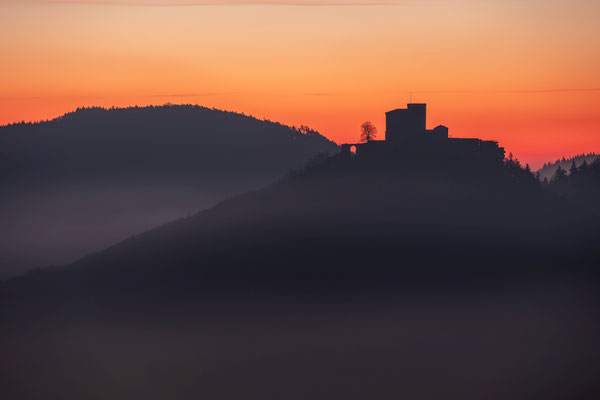 Dunstiger Wintermorgen am Sommerfels