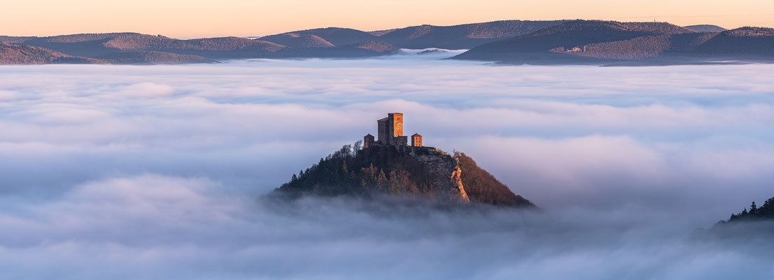 Sonnenaufgang am Trifels