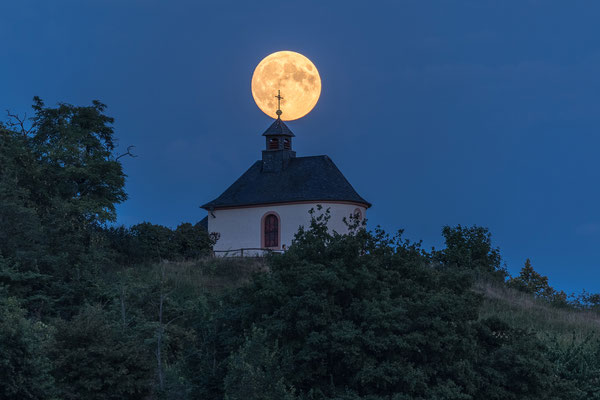 Vollmond hinter der Kleinen Kalmit