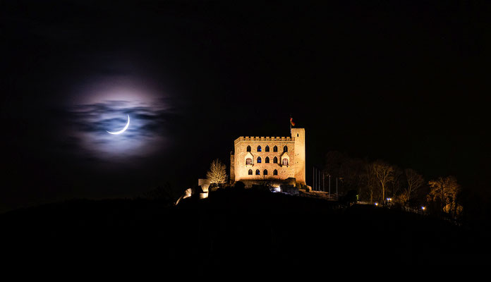 Sichelmond hinter dem Hambacher Schloss