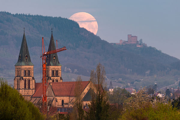 Vollmonduntergang hinter der Landauer Marienkirche und dem Trifels