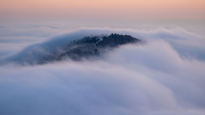 Hoher Herbstnebel auf dem Rehbergturm