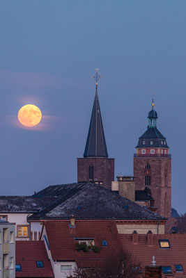Vollmondaufgang hinter der Stiftskirche