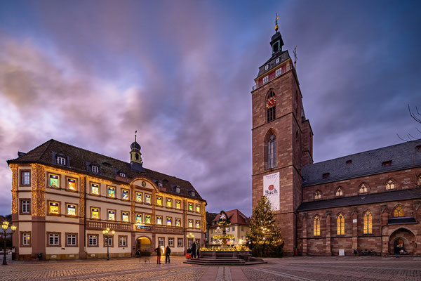 Weihnachtlicher Marktplatz mit Rathaus