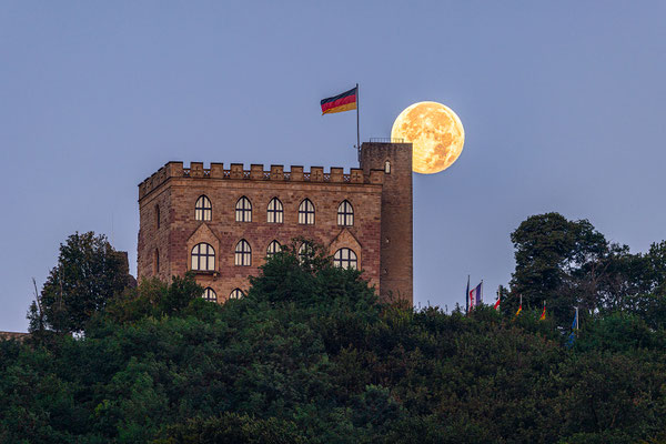 Vollmonduntergang hinter dem Hambacher Schloss
