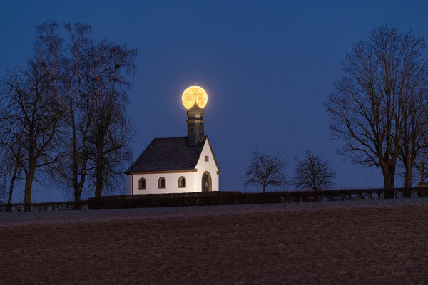 Vollmond an der Reifenberger Kapelle