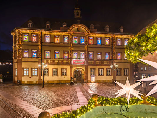 Beleuchteter Weihnachtskalender am Neustadter Rathaus