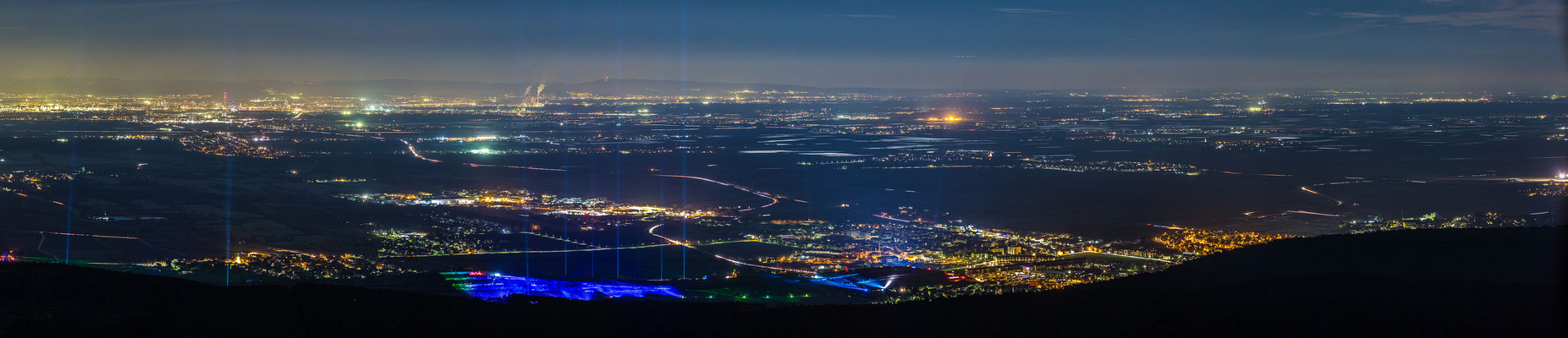 Blick über die nächtliche Rheinebene