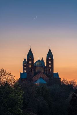 Schmale Mondsichel hinter dem Speyerer Dom