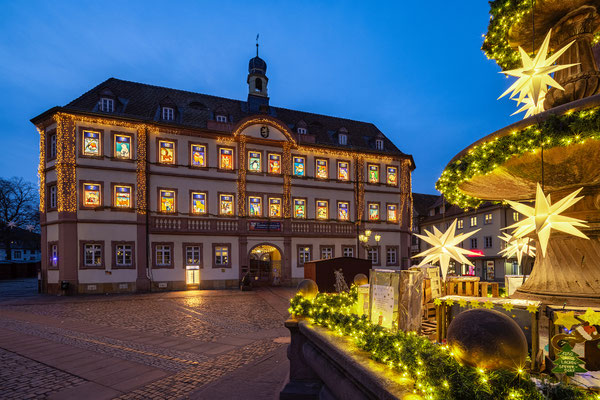 Beleuchteter Adventskalender am Rathaus
