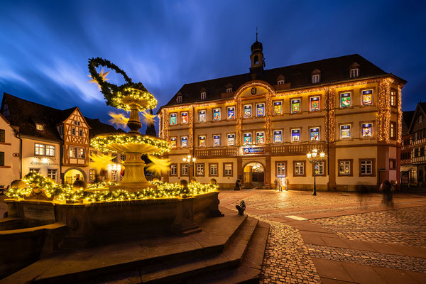 Weihnachtlicher Marktplatz mit Rathaus