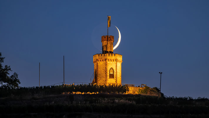 Monduntergang hinter dem Flaggenturm