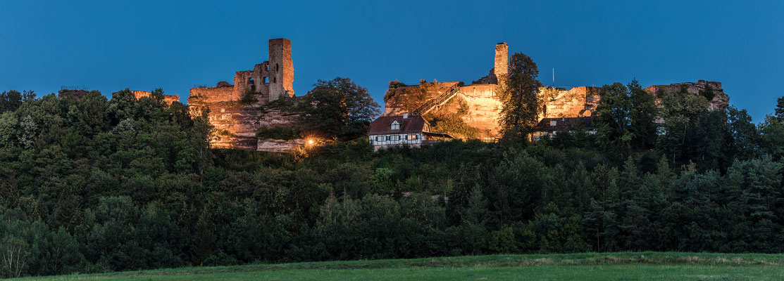 Burg Altdahn in der Blauen Stunde