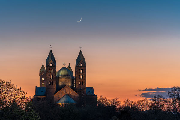 Schmale Mondsichel hinter dem Speyerer Dom