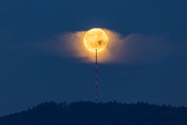Untergehender Vollmond hinterm Weinbiet