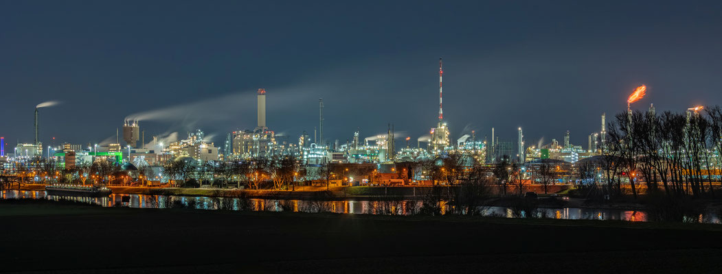 BASF bei Nacht