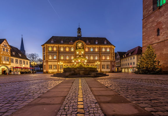 Beleuchteter Weihnachtskalender am Neustadter Rathaus