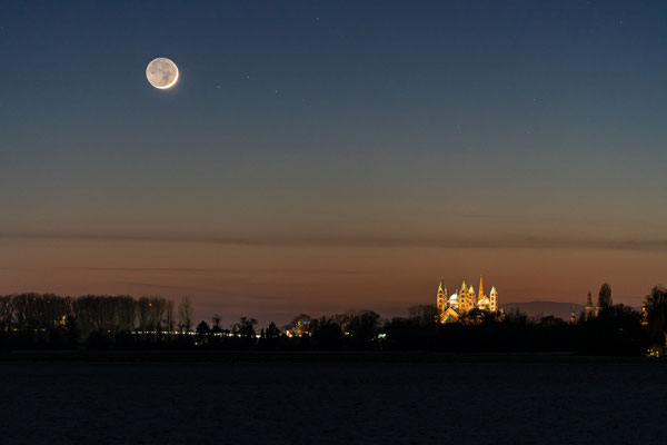 Sichelmond hinter dem Speyerer Dom