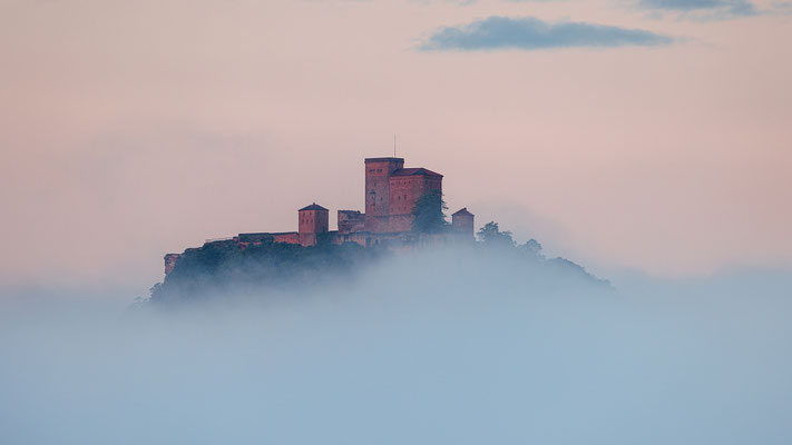 Burg Trifels im ersten Tageslicht