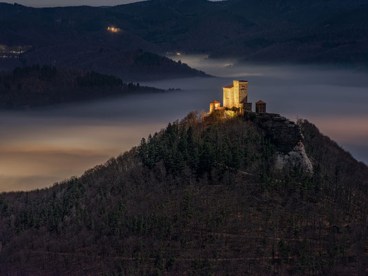 Mondlicht und Nebel auf dem Rehbergturm