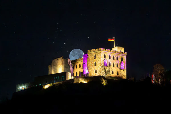 Untergang von Mond und Plejaden hinter dem Hambacher Schloss
