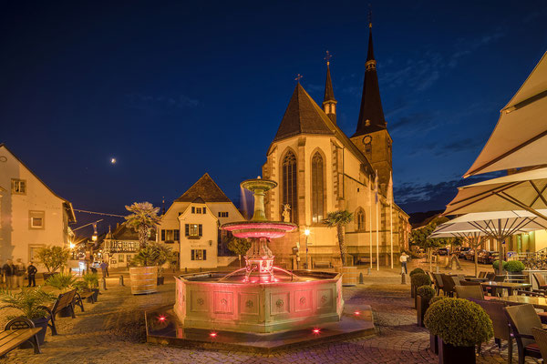 Blick über Marktplatz und Kirche von Deidesheim