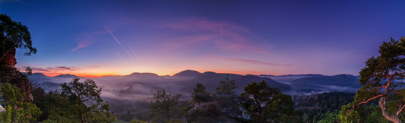 Erste Morgenröte über dem Dickenbergturm