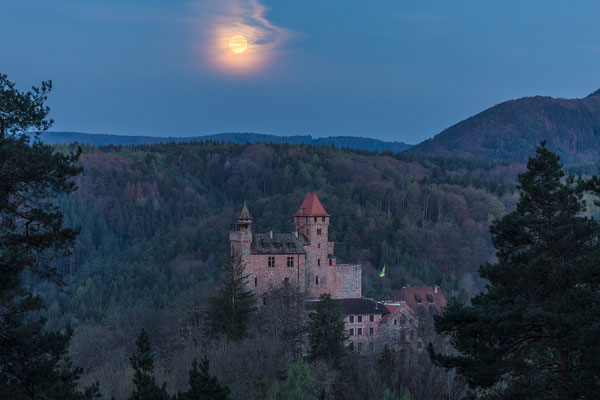 Vollmonduntergang hinter Burg Berwartstein