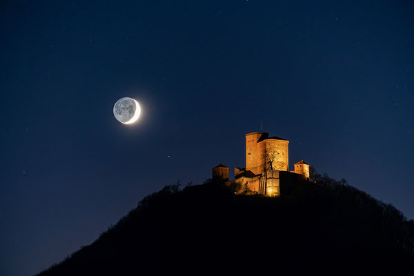 Monduntergang hinter der Burg Trifels