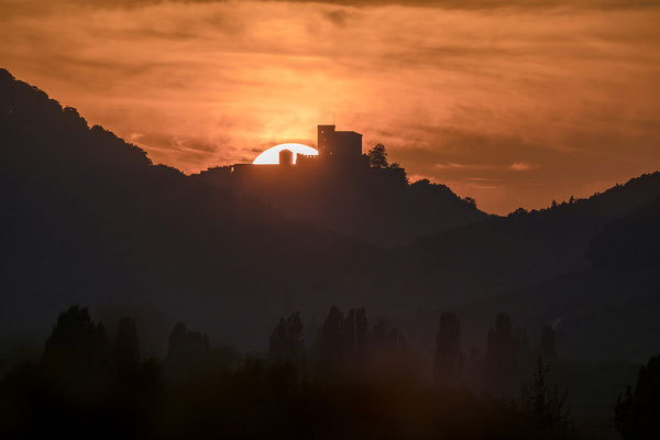 Sonnenuntergang hinter Burg Trifels