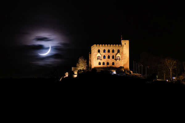 Sichelmond hinter dem Hambacher Schloss