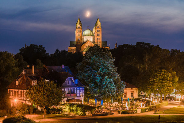 Sichelmond hinter dem Speyerer Dom