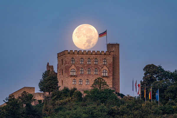 Vollmonduntergang hinter dem Hambacher Schloss