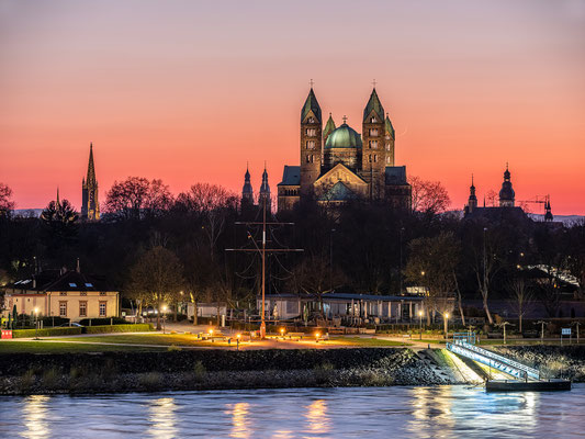 Schmale Mondsichel am Speyerer Dom